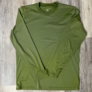 Patagonia Capilene moss green lightweight long sleeve layering shirt, Medium.